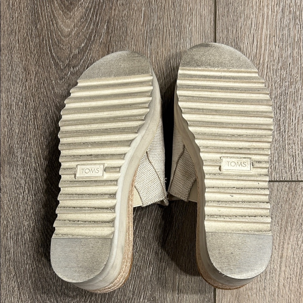 TOMS Women's Tan Mules - Picture 4 of 4